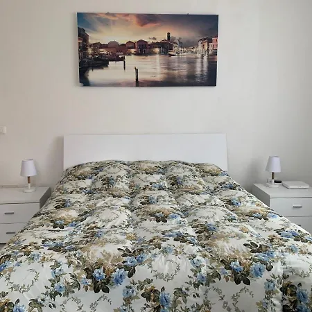 Little And Cozy Flat Near Venice Apartment